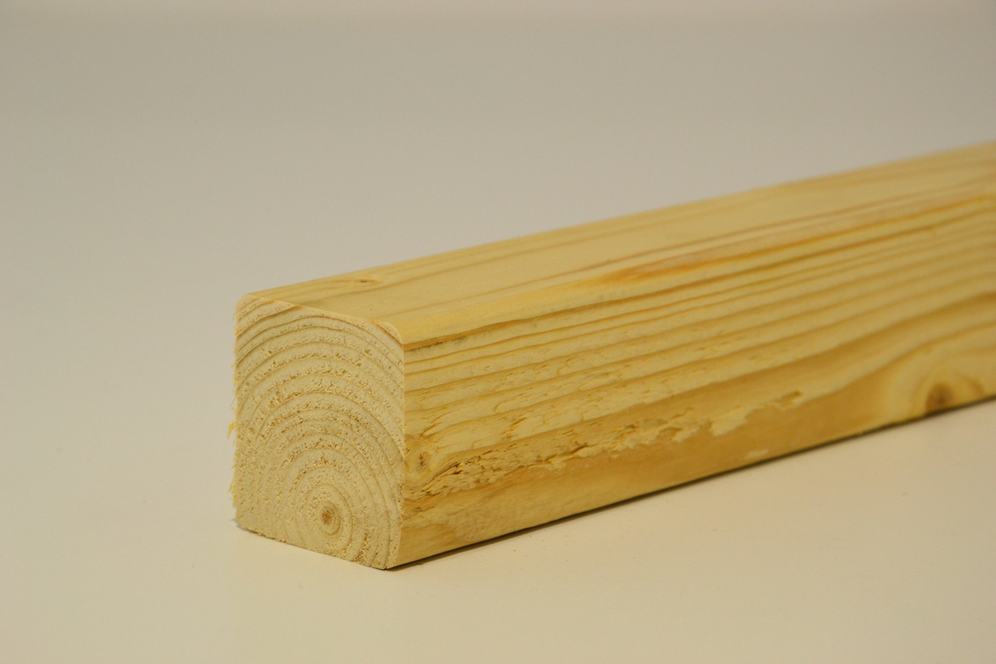 Den timmerhout 44 x 44mm geschaafd