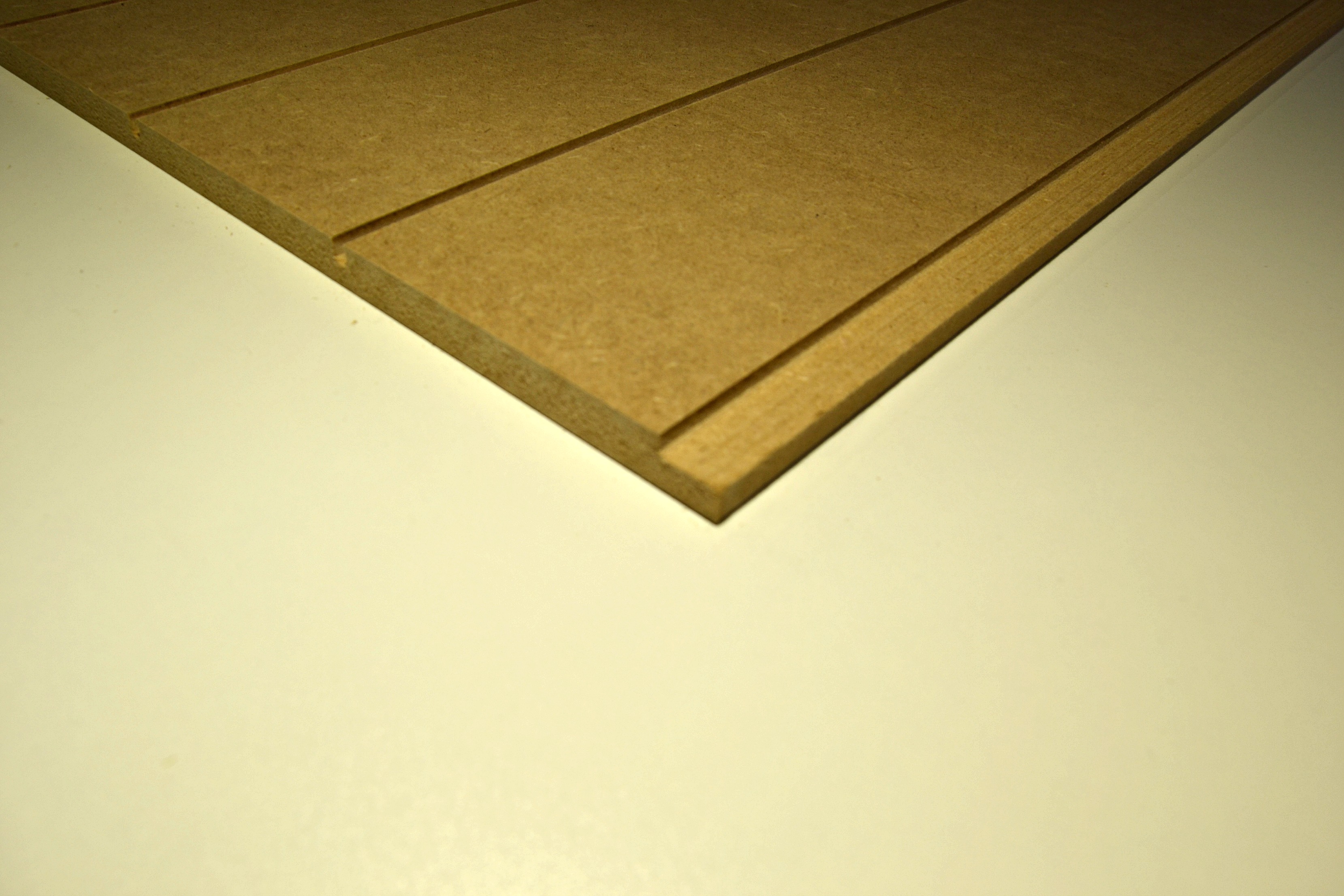MDF brun 12mm rainure tous les 10cm 244 x 60cm