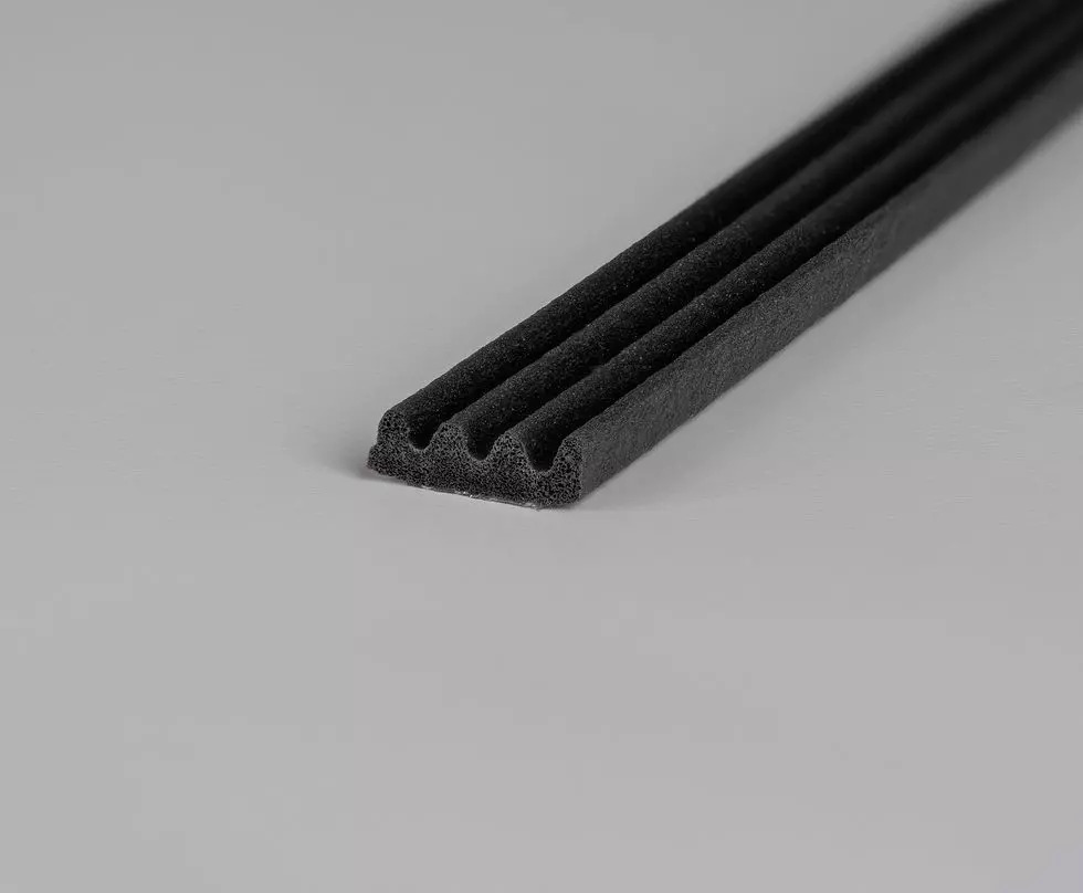 Ellen bande adhésive anti-courants d'air modèle K noir 9 x 3 mm 7.5 m